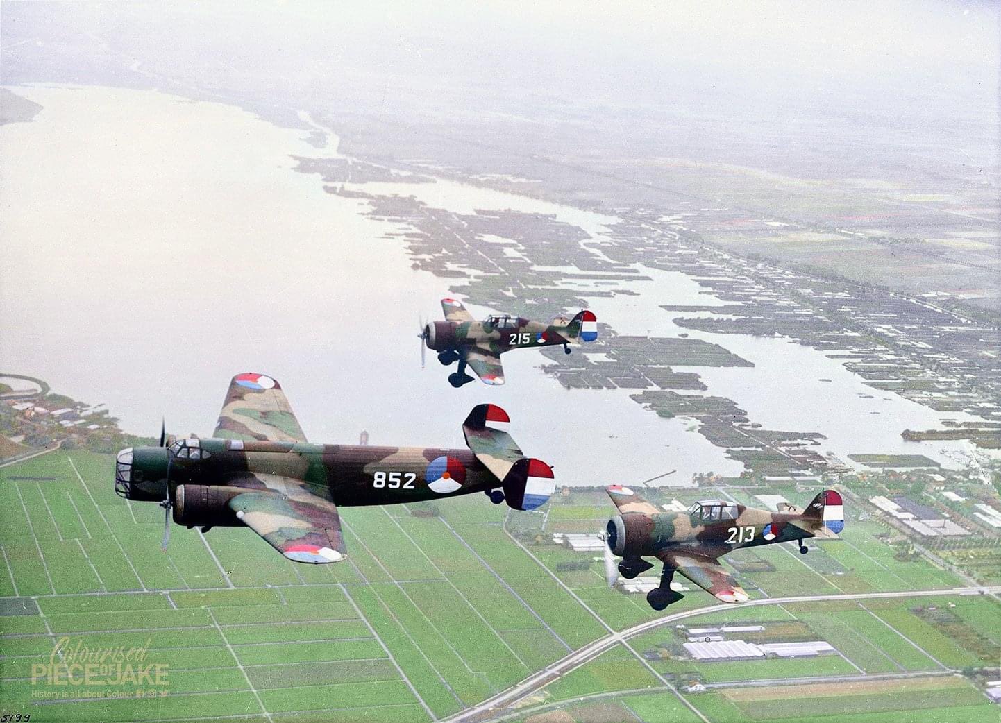 Fokker T5 bommenwerper en twee Fokker D21 jagers passeren Westeinder