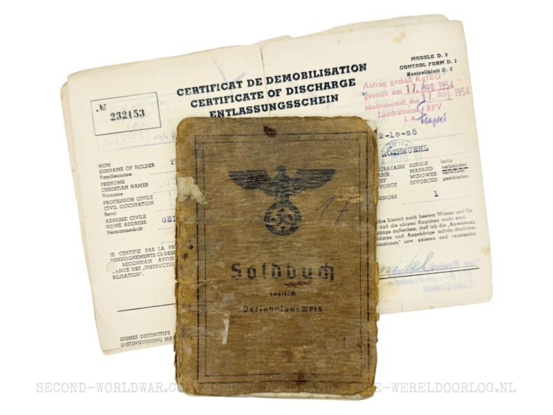 Duitse Wehrmacht Soldbuch met Frans ontslagformulier